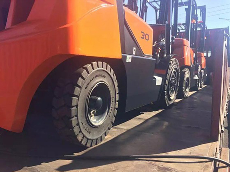 叉車實(shí)心輪胎